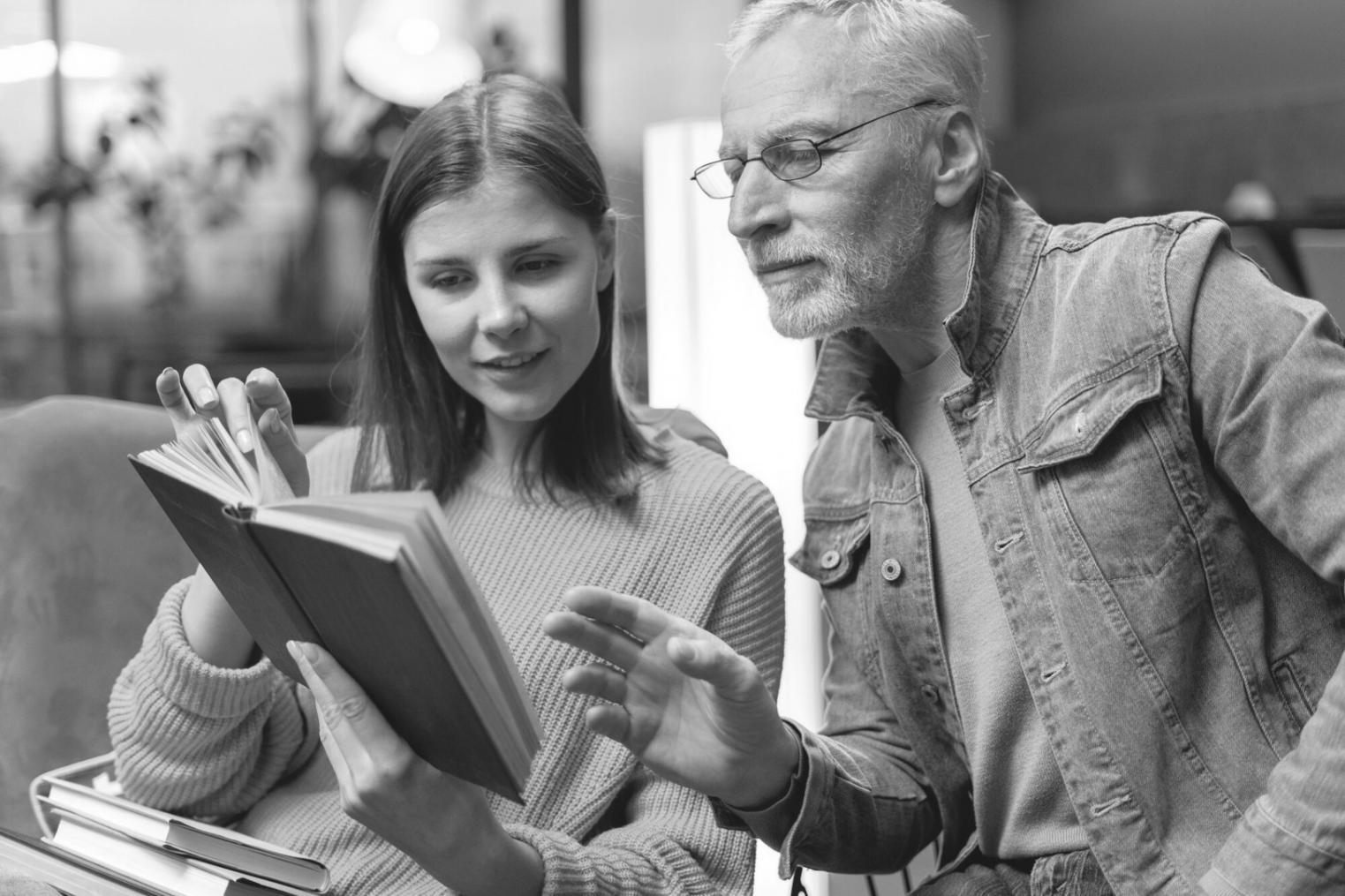Finanzanalyst bei der Arbeit mit modernen Analysewerkzeugen